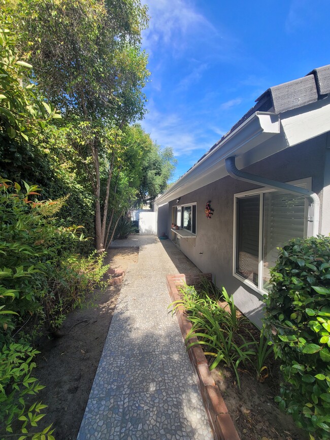Building Photo - 1081 Triunfo Canyon Rd