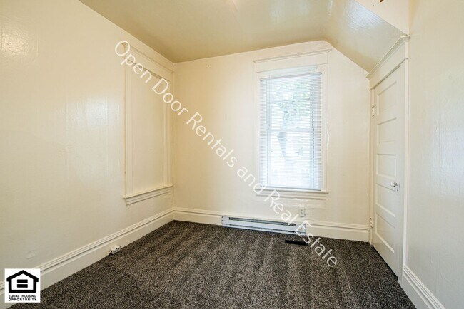 Building Photo - 608 Anderson Ave