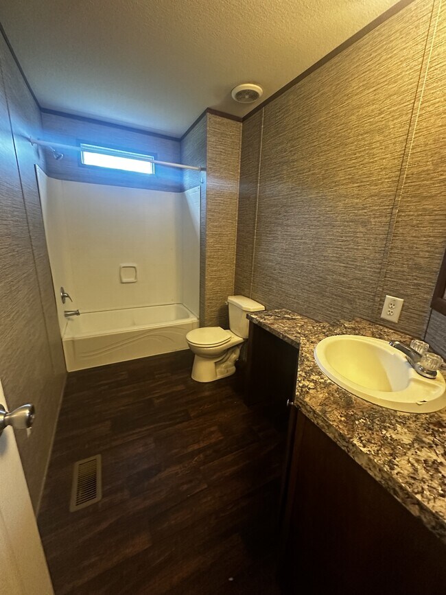 Building Photo - 207 Juniper Rd