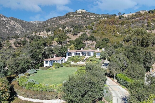 Building Photo - 700 E Mountain Dr