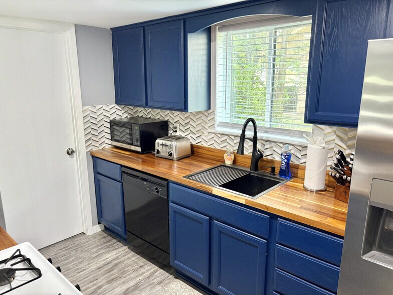 Building Photo - 1105 Glade St