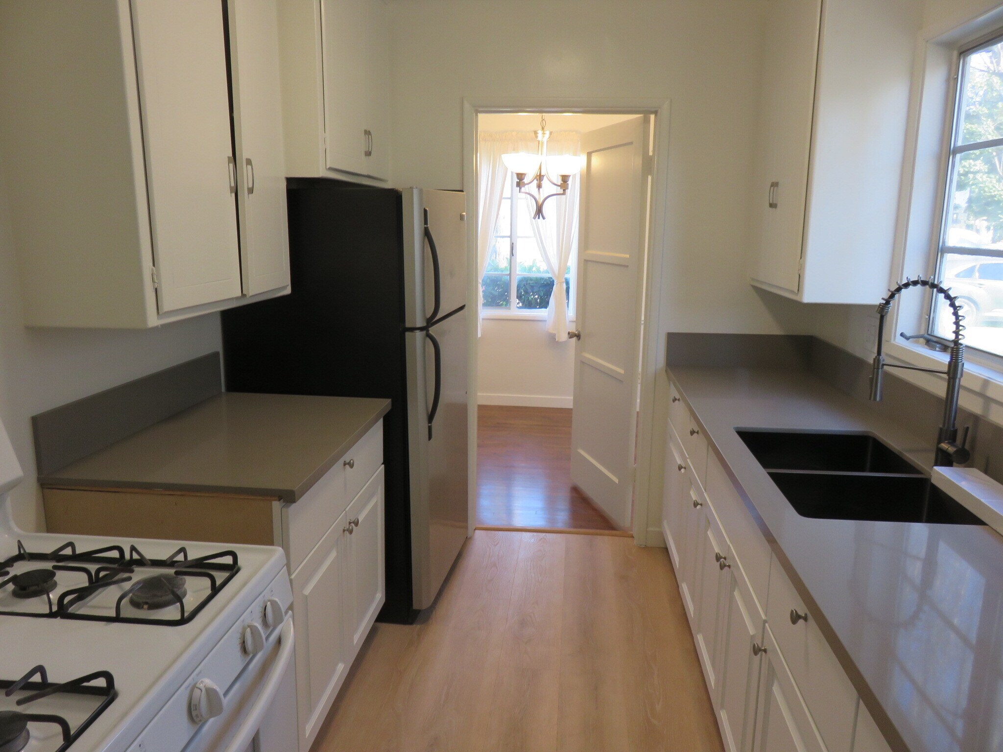 Building Photo - 828 W Glenoaks Blvd