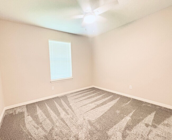 Building Photo - 10621 Creek Ridge Dr