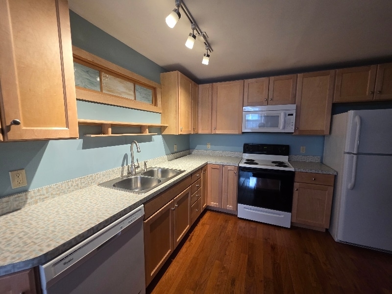 Building Photo - 296 Main St