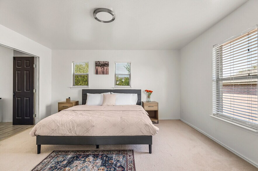 Building Photo - 311 Evening Grosbeak Dr