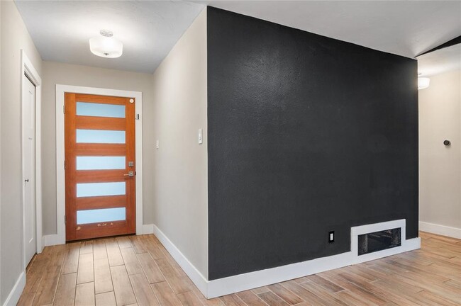 Building Photo - 1104 Durham Dr