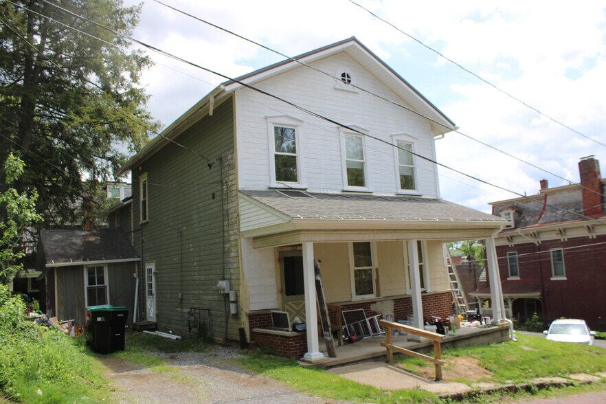 Primary Photo - 132 N White St