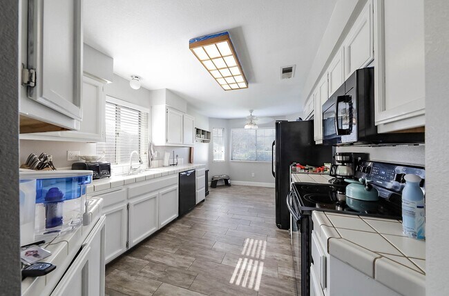Building Photo - 3 Bedrooms with an office in Southwest Bakersfield!!