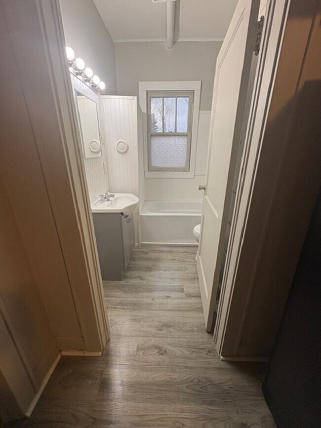 Building Photo - 3304 Kratzville Rd