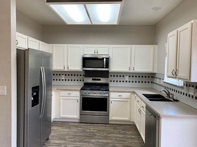 Building Photo - *STUNNING* 3 BEDROOM IN STETSON HILLS