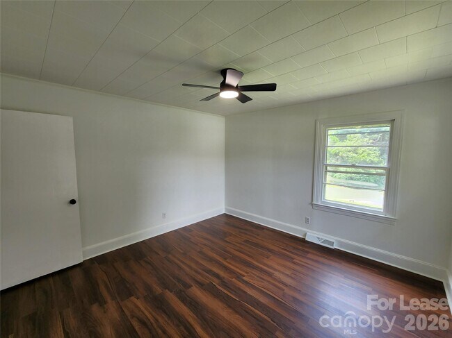 Building Photo - 1208 N Juniper Ave