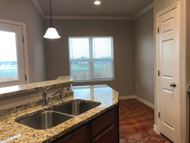 Building Photo - Townhome for rent