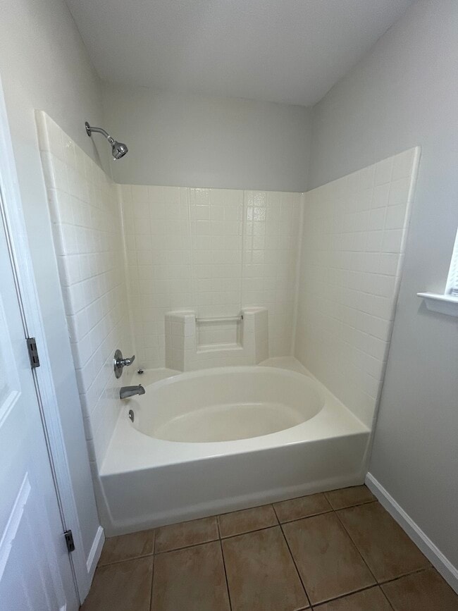 Building Photo - 1808 Chestnut Dr