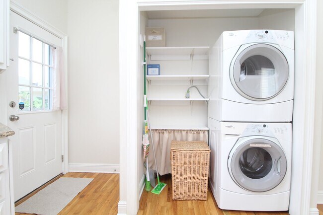 Building Photo - Charming Downtown 2BR/1BA Cottage – Hardwood Floors, Granite Kitchen, Front Porch, Fenced Backyar...