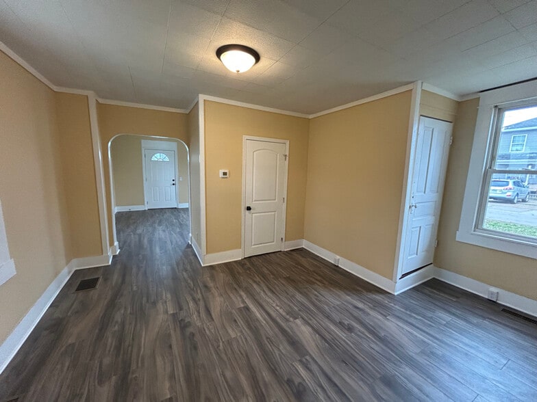 Building Photo - 9 W Walnut St