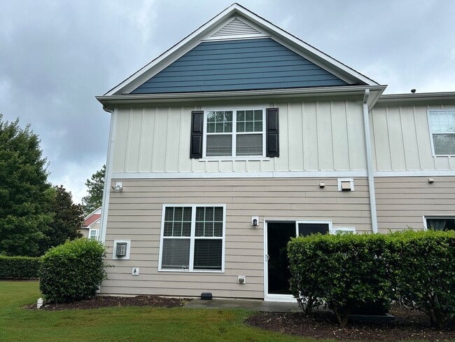 Building Photo - End Unit 3 Bed | 2.5 Bath Townhouse in Cha...