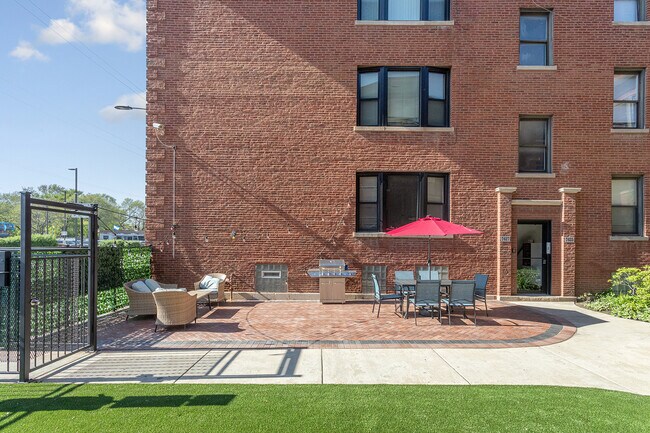 Building Photo - 7425 N Clark St
