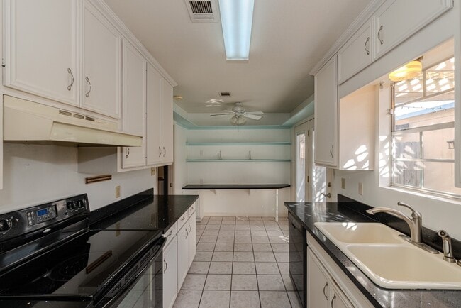 Building Photo - 5975 Meadow Way