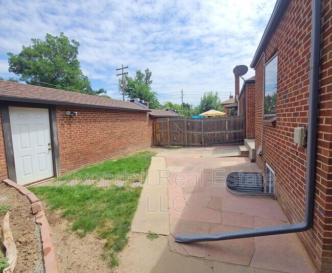 Building Photo - 1424 N Locust St