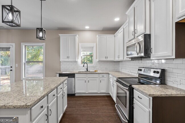 Building Photo - 475 Louise Way