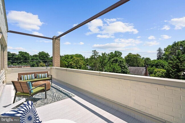 Building Photo - 4720 Chevy Chase Dr