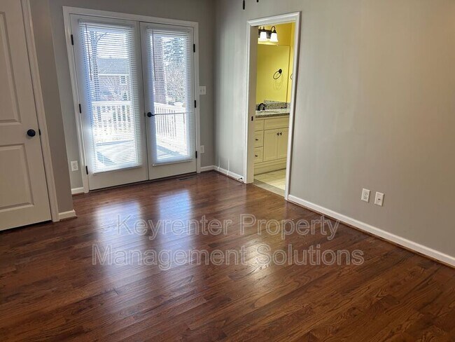 Building Photo - 33 Oak Ln