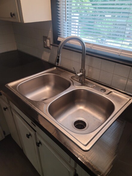 Building Photo - 1633 N Rogers St