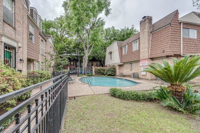 Building Photo - 384 N Post Oak Ln