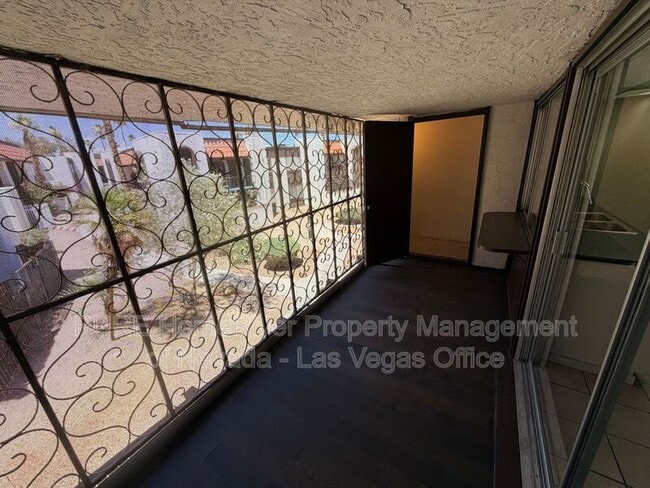 Building Photo - 1405 E Vegas Valley Dr
