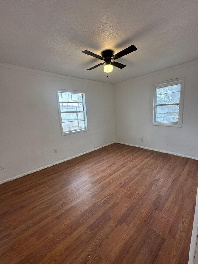 Building Photo - Cute 2 bed 1 bath Home