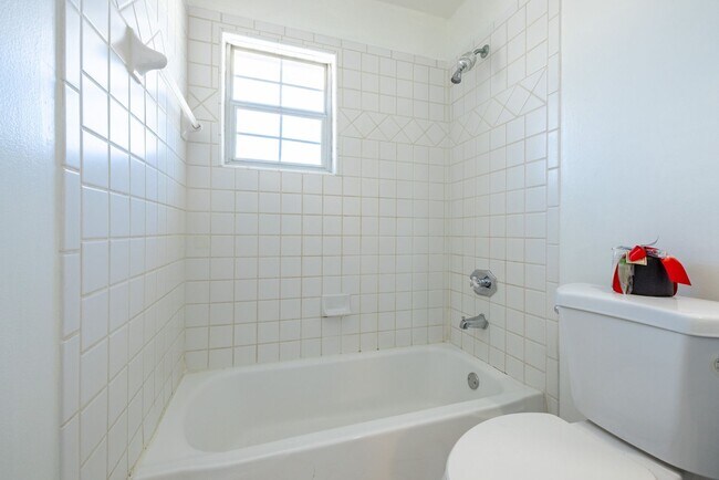 Building Photo - Peachtree Hills Court, 2-bedroom Atlanta a...