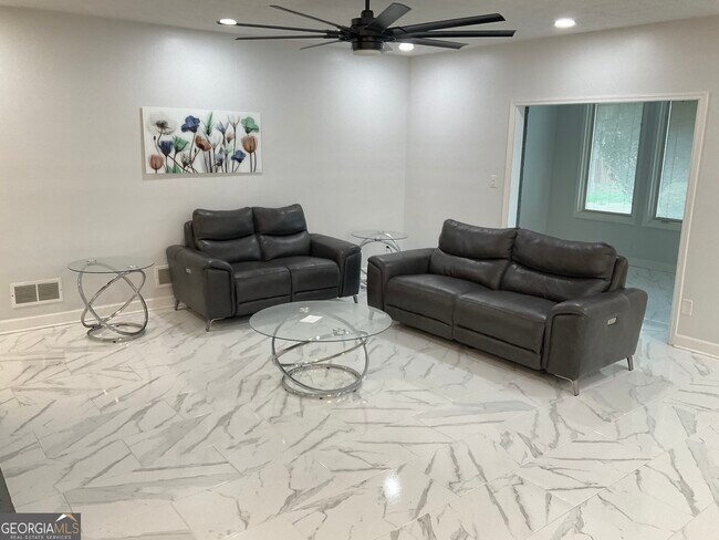 Building Photo - 558 Kenwood Rd