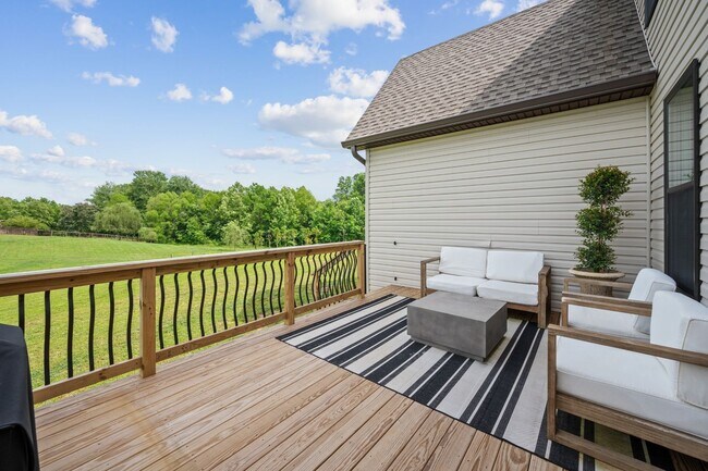 Building Photo - Modern 3 Bed on Nearly an Acre
