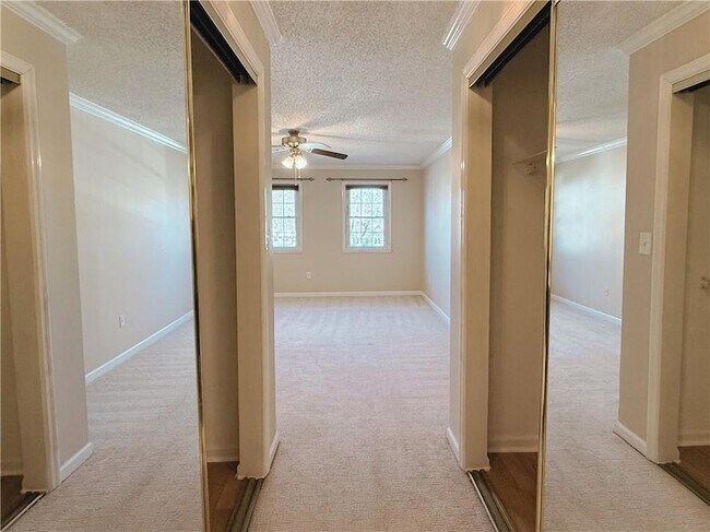 Building Photo - 7024 Somerset Cir