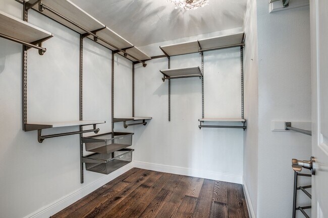 Building Photo - RENOVATED 2-BEDROOM IN WHISPERING OAKS