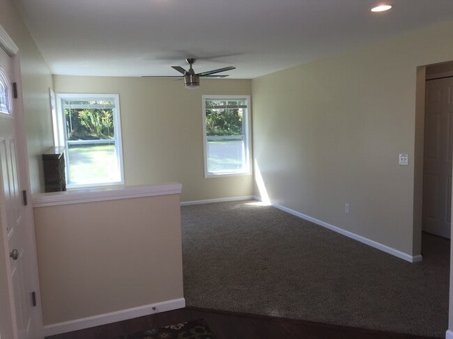 Building Photo - 10933 Hall Rd