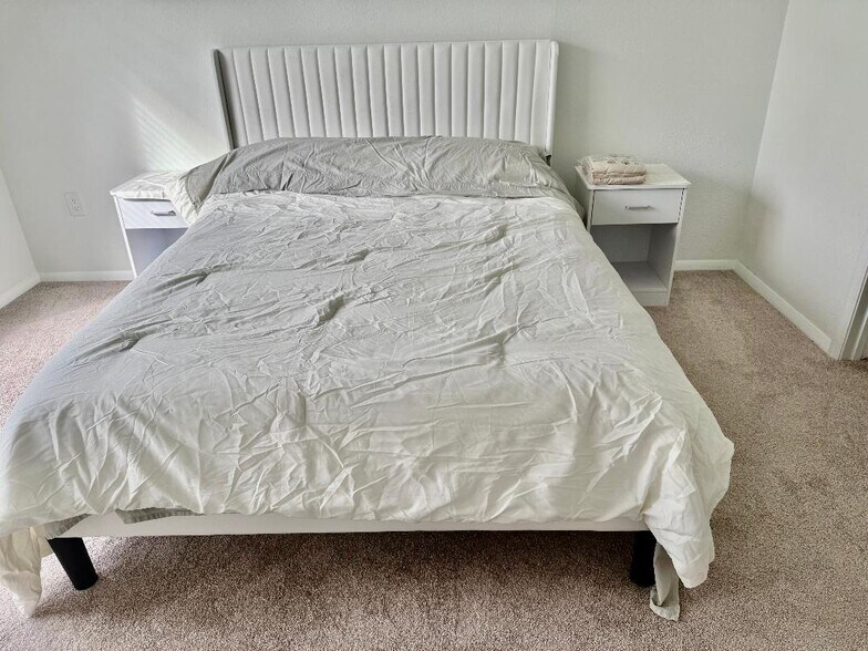 Building Photo - 9481 Highland Oak Dr