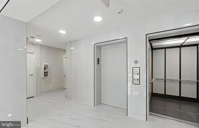 Building Photo - Cozy 3 Bedroom 2 Bathroom Condo- Conveniently Located in the heart of Washington, DC
