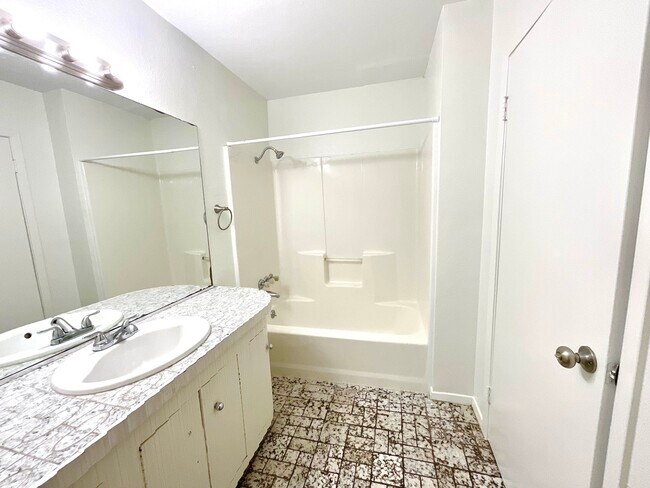 Building Photo - 319 Nolen Dr