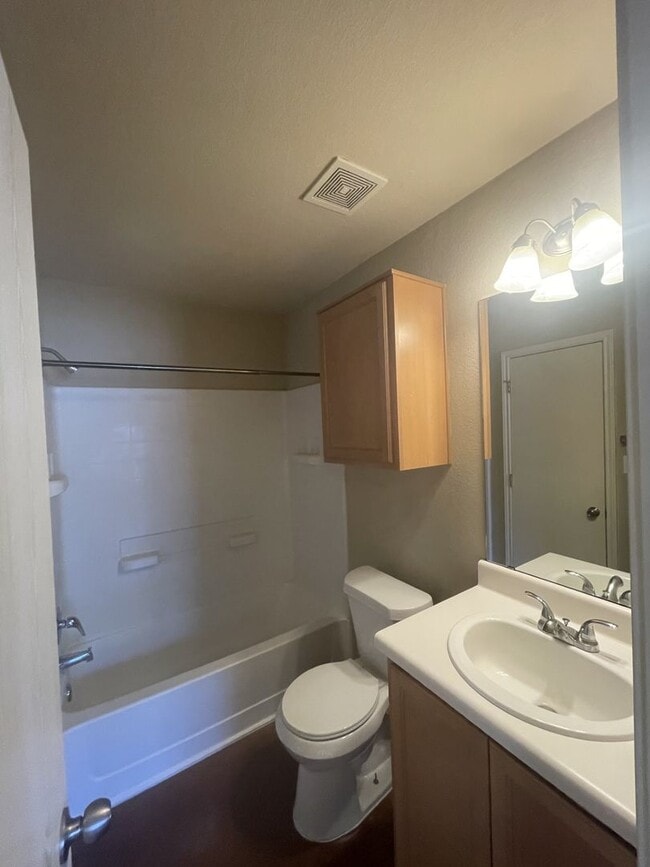 Building Photo - 2 bedroom 1 bath adorable home