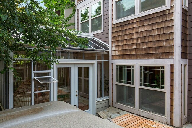 Building Photo - 316 19th Ave