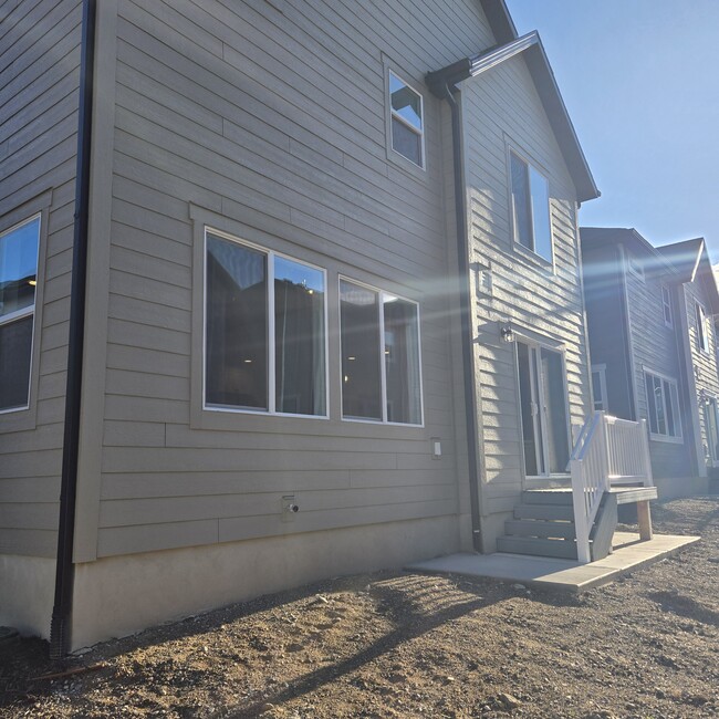 Building Photo - 4022 1100 N