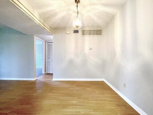 Building Photo - 10555 Turtlewood Ct
