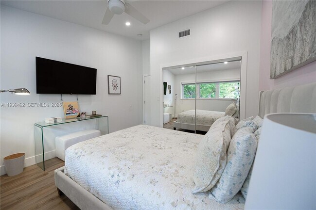 Building Photo - 7125 Los Pinos Blvd