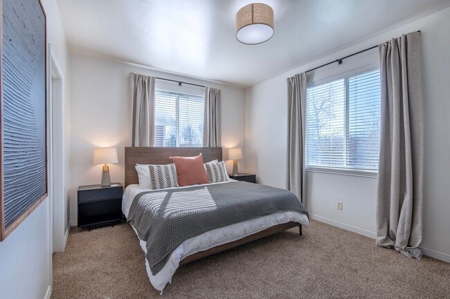 Building Photo - Fully Furnished 2 BR Townhouse in Driggs with Attached Garage