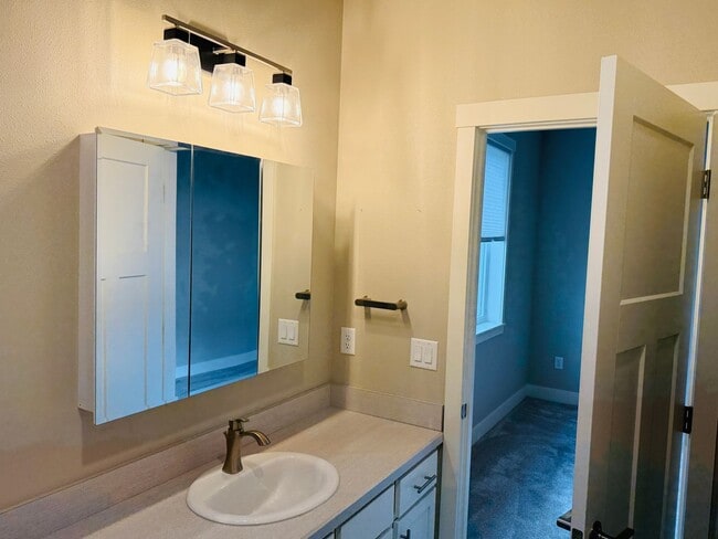 Building Photo - 2 bed, 2 bath West End Luxury