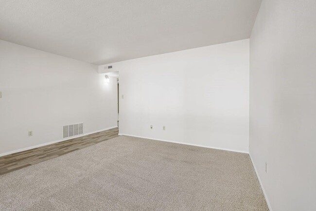 Building Photo - 6910 Hart Ln