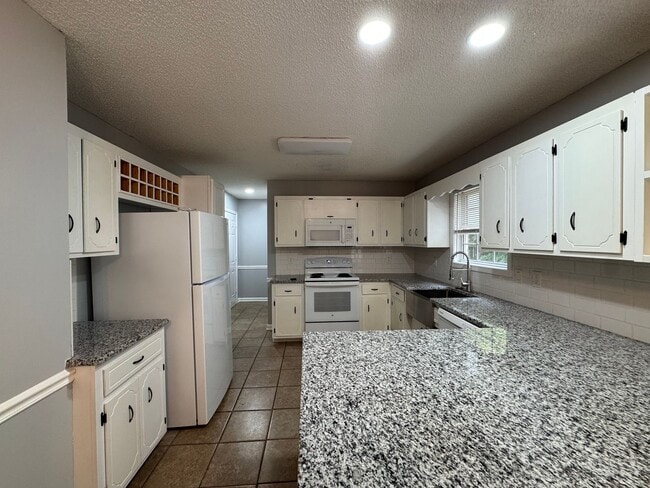 Building Photo - 2587 Elkmont Dr