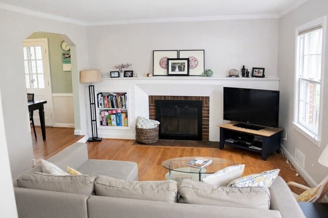 Building Photo - Charming 3BR Colonial with Fully Fenced Yard, Available Now