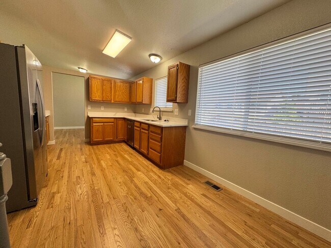 Building Photo - Updated 5 Bedroom Home